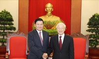 越共中央总书记阮富仲会见老挝总理通伦