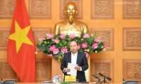 越共十三大经济社会小组首次会议举行