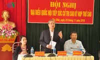 越共中央书记处常务书记陈国旺与安沛省选民进行接触