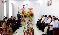 越南祖国阵线中央委员会主席陈清敏看望潘切市教区