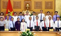 越南政府总理阮春福与祖国阵线中央委员会举行工作会议