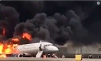 俄罗斯客机起火 多人死亡