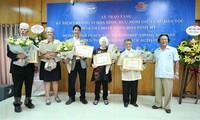 越南友好组织联合会向6名美国和平人士授予“民族和平友好”纪念章