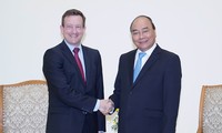 越南政府总理阮春福会见法国驻越大使洛托拉里