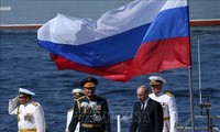 俄总统普京出席俄海军阅舰式