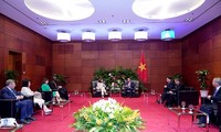 越南政府总理阮春福会见出席越南改革与发展论坛的国际专家