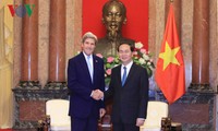 ប្រធានរដ្ឋវៀតណាម លោក Tran Dai Quang អញ្ជើញទទួលជួបជាមួយអតីតរដ្ឋមន្ត្រីការបរទេសអាមេរិក លោក John Kerry 