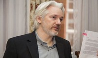 ការចាប់ខ្លួនស្ថាបនិក WikiLeaks - អេក្វាឌ័របានចាប់ខ្លួនសហការជិតស្និទ្ធរបស់លោក Assange