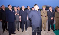 ថ្នាក់ដឹកនាំកូរ៉េខាងជើង លោក Kim Jong-Un  ត្រួតពិនិ្យការបាញ់សាកល្បងអាវុធថ្មី