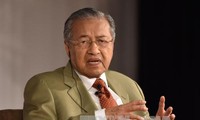 សារព័ត៌មានម៉ាឡេស៊ីផ្សាយព័ត៌មានជាច្រើនអំពីដំណើរទស្សនកិច្ចនៅវៀតណាមរបស់នាយករដ្ឋមន្រ្តីម៉ាឡេស៊ីលោក Mahathir Mohamad