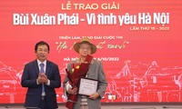 អ្នកដឹកនាំរឿង Tran Van Thuy ទទួលពានរង្វាន់ធំ - ពានរង្វាន់ Bui Xuan Phai