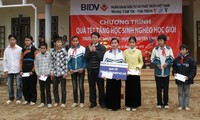 Đài TNVN trao quà và học bổng cho học sinh nghèo Sơn La