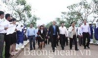 Phó Thủ tướng Lào tiếp tục thăm các địa phương Việt Nam