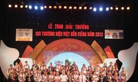 100 doanh nghiệp nhận giải thưởng thương hiệu Việt bền vững 2012