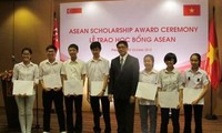 Singapore trao học bổng ASEAN cho học sinh Việt Nam 