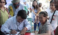 Thầy thuốc Việt Nam khám chữa bệnh tại Campuchia