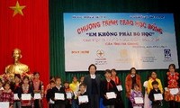 Phó Chủ tịch nước Nguyễn Thị Doan trao học bổng cho trẻ em nghèo tại Hà Giang