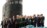 Thủ tướng Nguyễn Tấn Dũng kiểm tra tiến độ thử nghiệm tàu ngầm mang tên Hà Nội