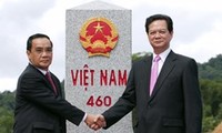 Người dân Lào vui mừng trước sự thành công của công tác cắm mốc