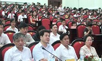 Phó chủ tịch nước Nguyễn Thị Doan trao học bổng cho trẻ em nghèo tại Thái Bình