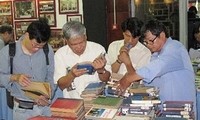 “Phiên chợ sách Đông Tây” lần ba - sân chơi cho những người thích đọc sách