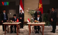 Chủ tịch nước Trương Tấn Sang tiếp xúc song phương tại hội nghị APEC 21