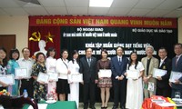 Trao chứng chỉ cho giáo viên người VN ở nước ngoài tham gia tập huấn giảng dạy tiếng Việt
