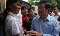 Chủ tịch nước thăm người dân vùng lũ ở tỉnh Quảng Nam