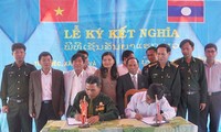 Kết nghĩa làng bản biên giới Việt- Lào tại Kon Tum 