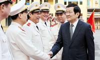Chủ tịch nước thăm và chúc Tết cán bộ chiến sĩ công an thành phố Hà Nội và Hội Chữ thập đỏ