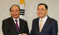 Phó Thủ tướng Nguyễn Xuân Phúc hội đàm với Phó Thủ tướng Hyun Oh-Seok tại Hàn Quốc 