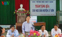  Lãnh đạo Đài Tiếng nói Việt Nam thăm và tặng quà ngư dân huyện đảo Lý Sơn