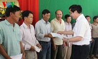 Bộ trưởng Bộ Nông nghiệp và Phát triển nông thôn Cao Đức Phát thăm bà con ngư dân tỉnh Quảng Ngãi