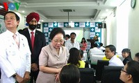 Phó Chủ tịch nước Nguyễn Thị Doan tặng quà tại Bệnh viện Hoàn Mỹ Đà Nẵng
