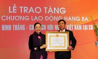 Trao Huân chương Lao động cho Chủ tịch Hội Người Việt Nam tại Cộng hòa Czech 