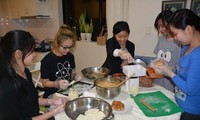 Du học sinh Việt Nam tại Australia bán bánh trung thu làm từ thiện 