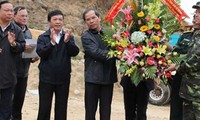 Chủ tịch nước Trương Tấn Sang và Thủ tướng Nguyễn Tấn Dũng chúc mừng các đơn vị tham gia cứu hộ
