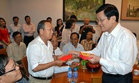 Chủ tịch nước Trương Tấn Sang gặp gỡ các cựu tù binh, cựu tù chính trị