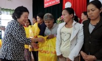 Nguyên Phó Chủ tịch nước Trương Mỹ Hoa thăm tặng quà tại Kon Tum