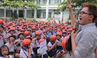 Quỹ AIP tặng mũ bảo hiểm cho học sinh