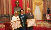 Phó Chủ tịch nước Nguyễn Thị Doan trao huân chương hữu nghị cho 2 Giáo sư Việt kiều