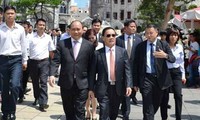 Thủ tướng Chính phủ Lào bắt đầu chuyến thăm nội bộ Việt Nam