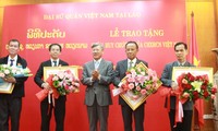 Lễ trao Huân chương của Chính phủ VN cho các cán bộ Bộ Công thương và Bộ Mỏ năng lượng Lào