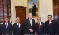 Chủ tịch Quốc hội Nguyễn Sinh Hùng gặp Chủ tịch Thường trực danh dự Thượng viện Hoa Kỳ