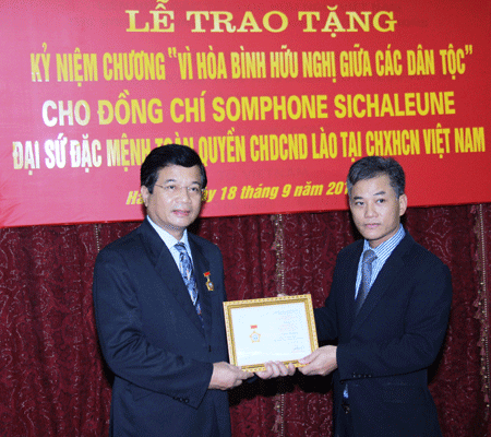Trao Kỷ niệm chương “Vì hòa bình hữu nghị giữa các dân tộc” tặng Đại sứ Lào Somphone Sichaleune 
