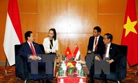 Thủ tướng gặp gỡ song phương với lãnh đạo một số nước bên lề Hội nghị Cấp cao ASEAN 27