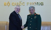 Việt Nam - Hoa Kỳ tăng cường hợp tác hơn nữa trong lĩnh vực công nghiệp quốc phòng