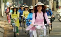 Lễ hội áo dài Thành phố Hồ Chí Minh thu hút đông đảo du khách