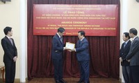 Đại sứ Singapore nhận Kỷ niệm chương "Vì hòa bình hữu nghị giữa các dân tộc" 