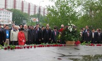 Thủ tướng đặt hoa, trồng cây lưu niệm bên tượng đài Bác Hồ tại Moscow